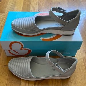 Women Baretraps sandals in grey.